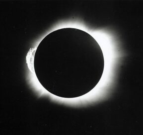 Eddington teacher of general relativity another tale of two textbooks